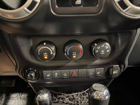 Used 2016 Jeep Wrangler Unlimited Rubicon AWD/4WD image 19