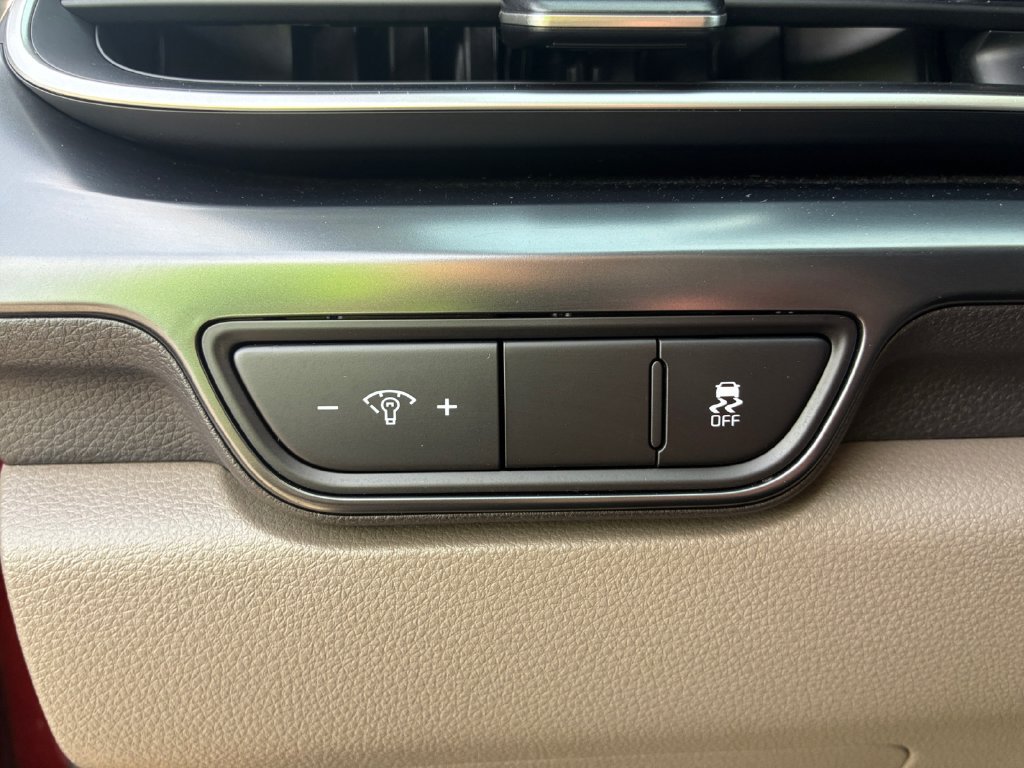 Used 2025 Kia Carnival FWD image 23
