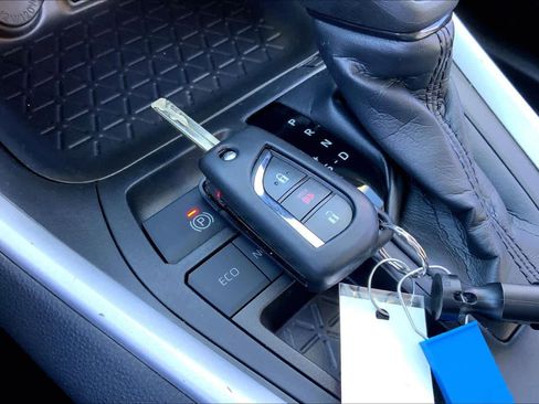 Used 2020 Toyota RAV4 LE image 14