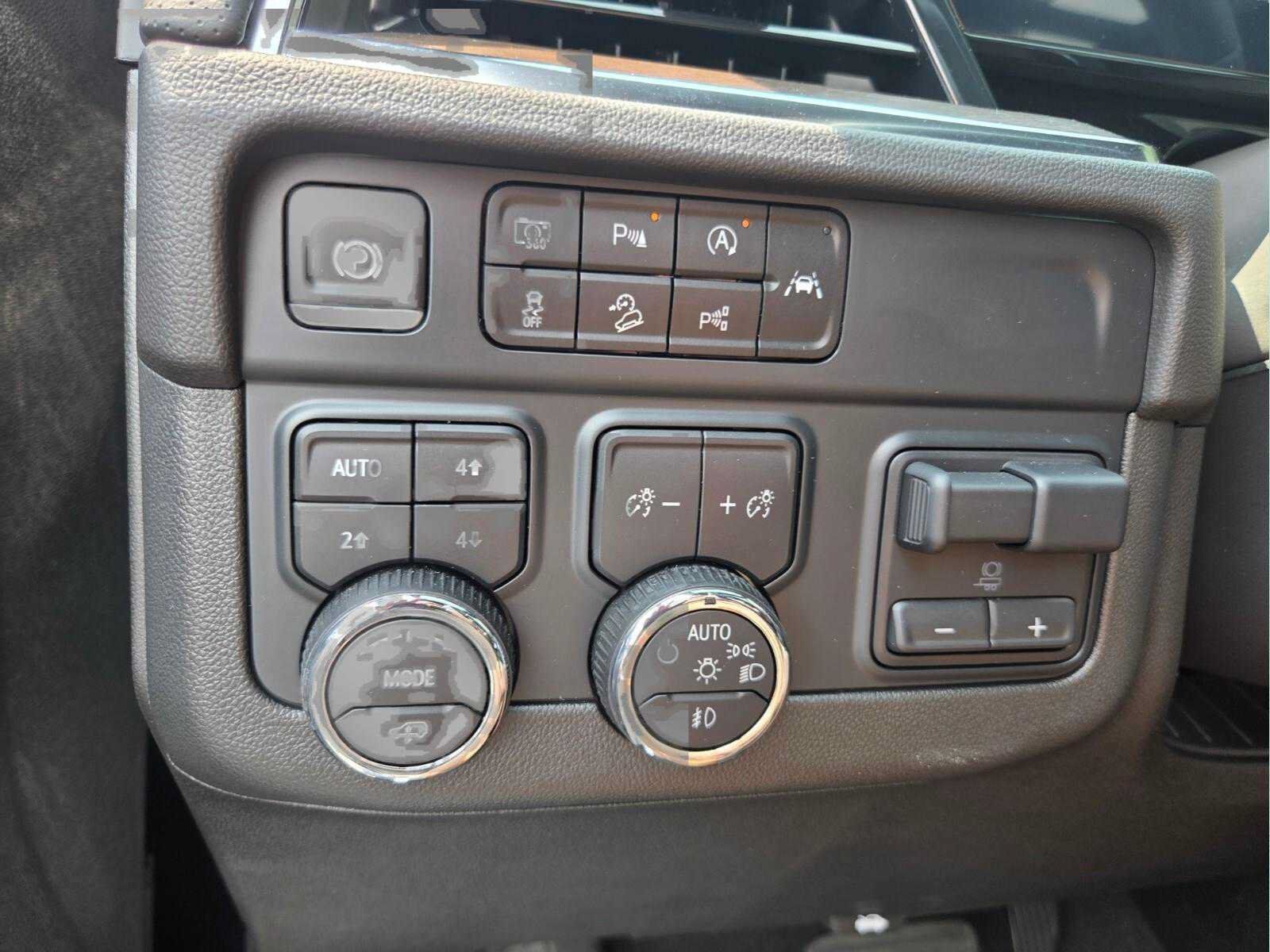 Used 2025 Chevrolet Tahoe High Country AWD/4WD image 23