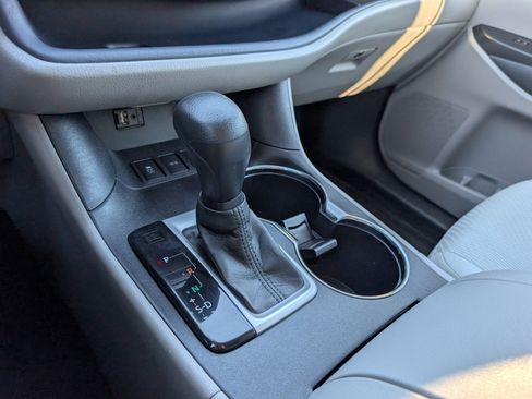 Used 2014 Toyota Highlander LE image 18