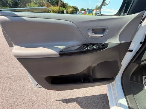 Used 2019 Toyota Sienna LE FWD image 19