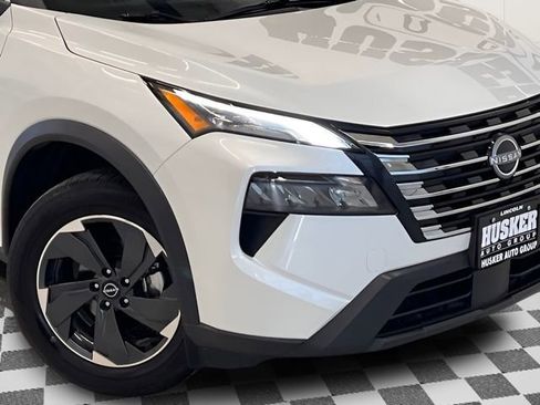 Used 2025 Nissan Rogue SV AWD/4WD image 19