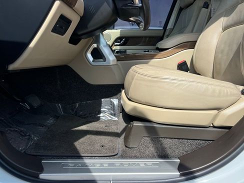 Used 2018 Land Rover Range Rover HSE image 16