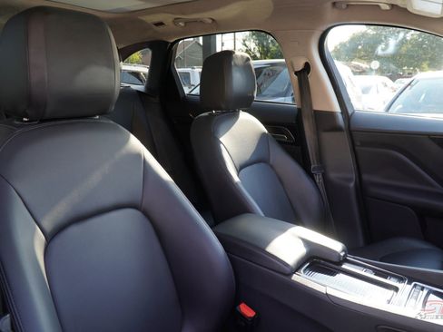 Used 2019 Jaguar F-PACE Premium image 18