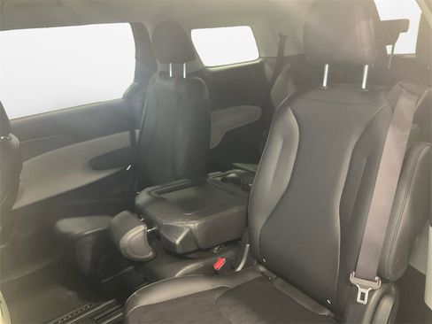 Used 2024 Kia Carnival LX image 13