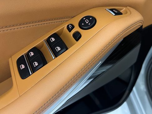 Used 2025 BMW X5 sDrive40i w/ M Sport Package image 22