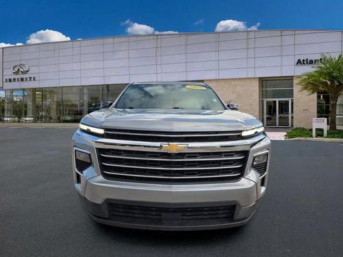 Used 2025 Chevrolet Traverse LT AWD/4WD image 3