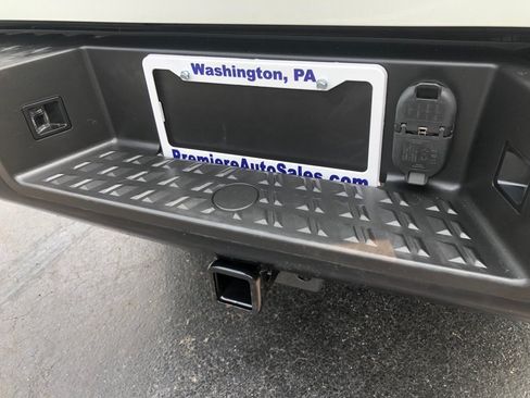 Used 2022 Nissan Titan S AWD/4WD image 18