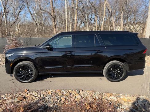 New 2026 Lincoln Navigator L Reserve w/ Jet Appearance Package image 2