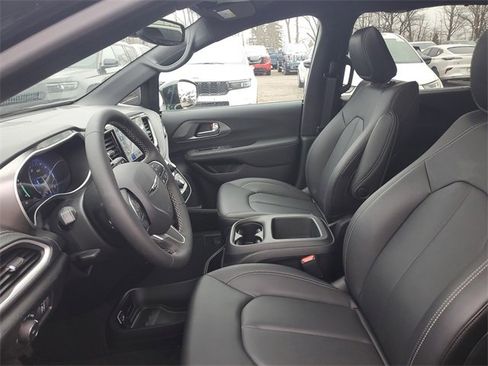 New 2026 Chrysler Pacifica Select image 17