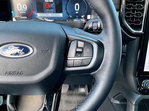 Used 2025 Ford Ranger Lariat w/ Black Appearance Package image 12