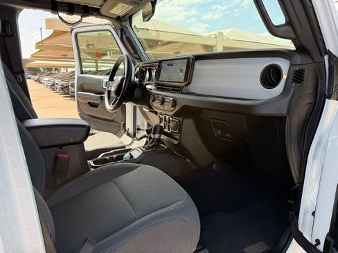 Used 2025 Jeep Gladiator Sport AWD/4WD image 18