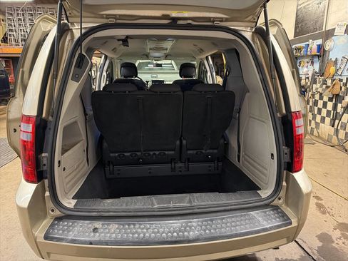 Used 2010 Dodge Grand Caravan SXT image 9