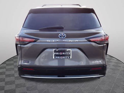 Used 2023 Toyota Sienna Platinum image 4