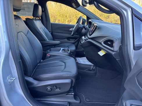 New 2026 Chrysler Pacifica Select image 32