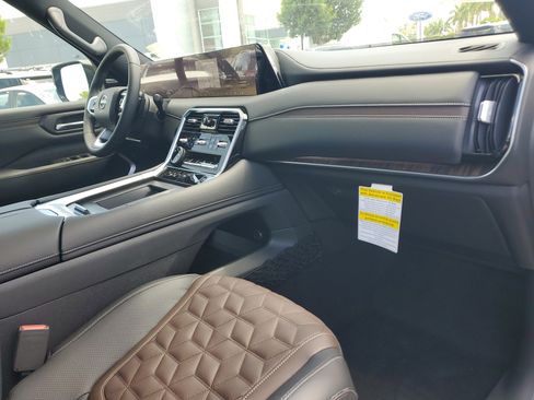 New 2025 Nissan Armada Platinum w/ Convenience Package image 11