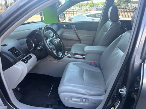 Used 2012 Toyota Highlander Limited w/ Tow Pkg AWD/4WD image 4