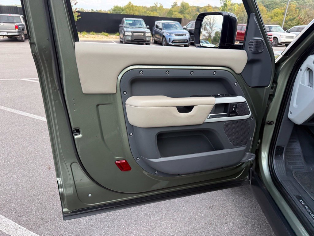 Certified 2022 Land Rover Defender 90 X-Dynamic HSE AWD/4WD image 22