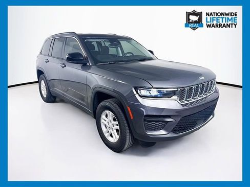 Used 2023 Jeep Grand Cherokee Laredo image 2