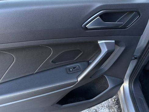 Used 2024 Volkswagen Tiguan SE image 19