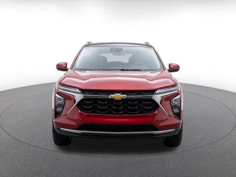 Used 2025 Chevrolet Trax LT w/ LT Convenience Package FWD image 2