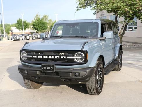 Used 2025 Ford Bronco Outer Banks AWD/4WD image 3