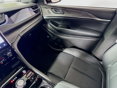 Used 2023 Jeep Grand Cherokee Overland w/ Advanced Protech Group III image 26