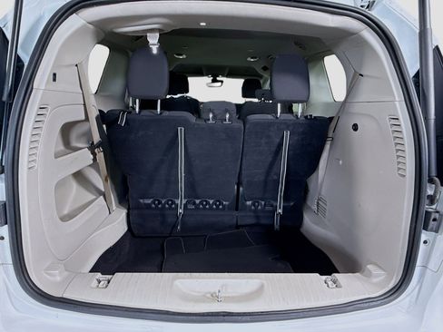 Used 2023 Chrysler Voyager LX image 33