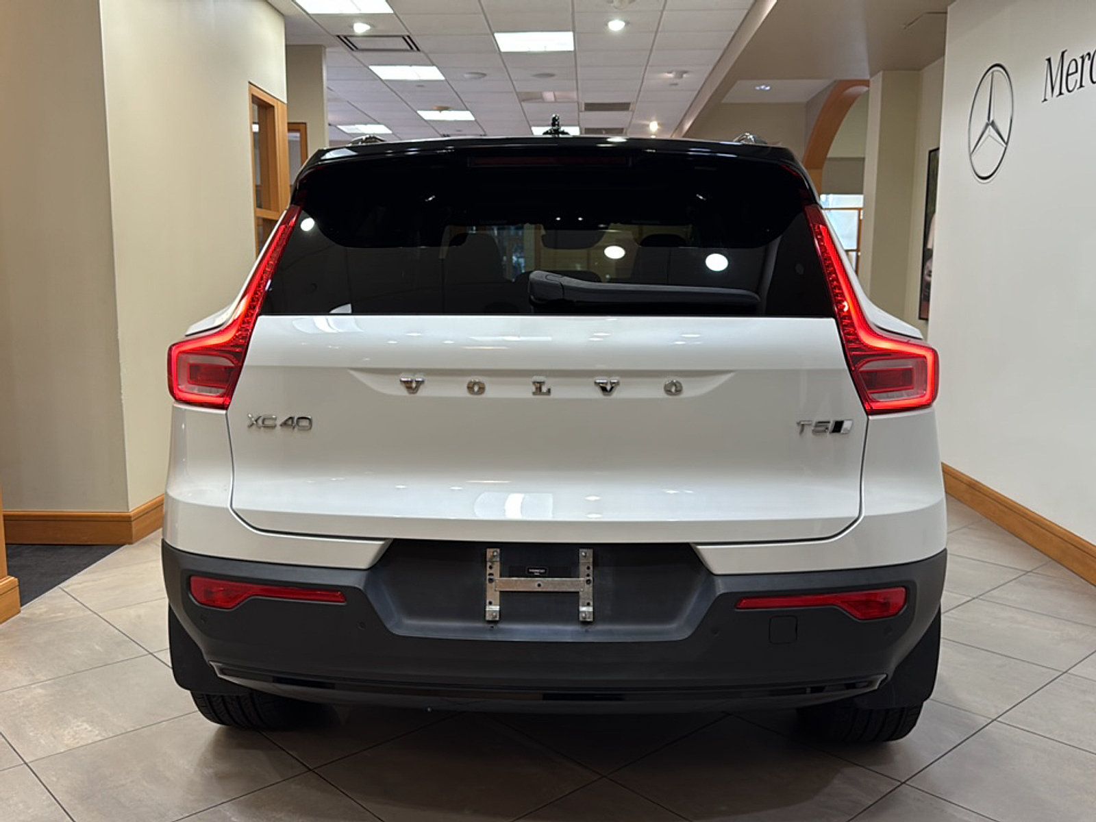 Used 2022 Volvo XC40 T5 R-Design AWD/4WD image 5