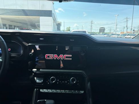 Used 2024 GMC Sierra 1500 AT4 w/ Technology Package AWD/4WD image 10