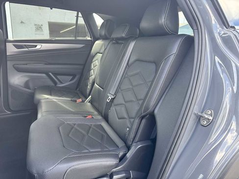 Used 2025 Volkswagen Atlas Cross Sport SE FWD image 27