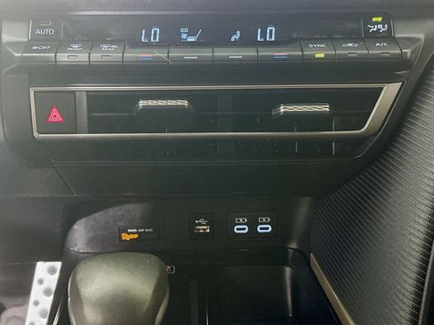 Used 2025 Toyota Camry SE w/ Convenience Package image 23