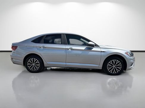Used 2019 Volkswagen Jetta SEL w/ Cold Weather Package FWD image 2