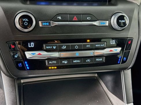 Used 2020 Ford Explorer Platinum w/ Premium Technology Package AWD/4WD image 16