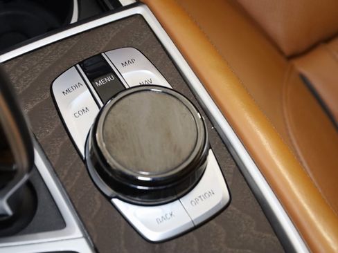 Used 2022 BMW 750i xDrive w/ Luxury Rear Seating Package image 38