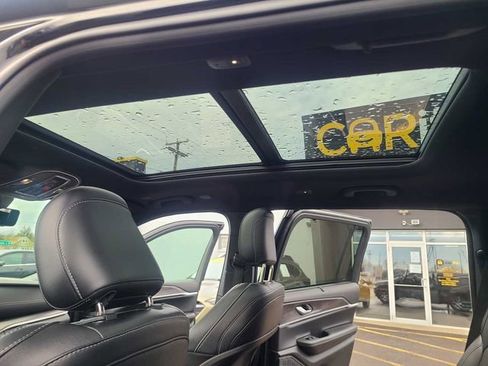 Used 2024 Jeep Grand Cherokee L Limited w/ Luxury Tech Group II AWD/4WD image 17