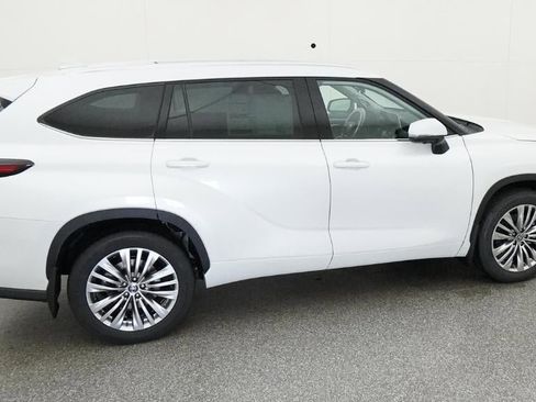 New 2026 Toyota Highlander Platinum AWD/4WD image 10