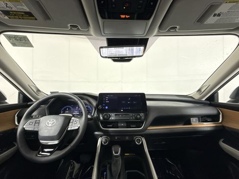 Used 2025 Toyota Grand Highlander AWD image 23
