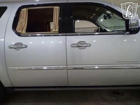 Used 2011 Cadillac Escalade ESV Premium image 33