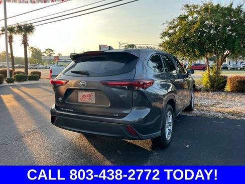 Used 2024 Toyota Highlander LE FWD image 3
