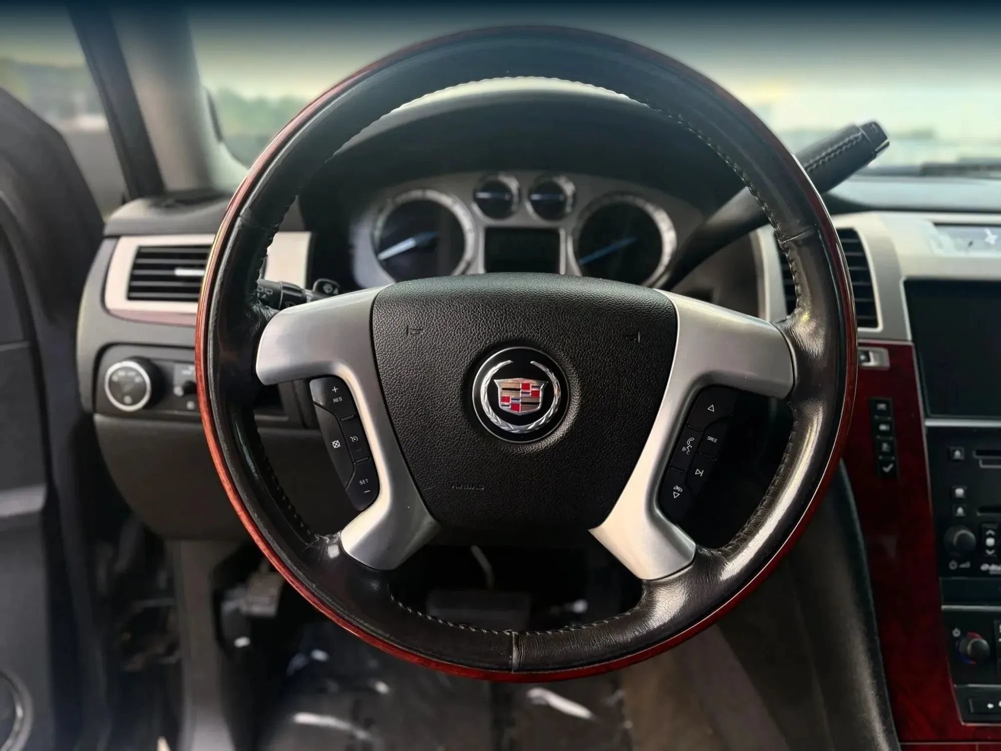 Used 2010 Cadillac Escalade AWD image 23