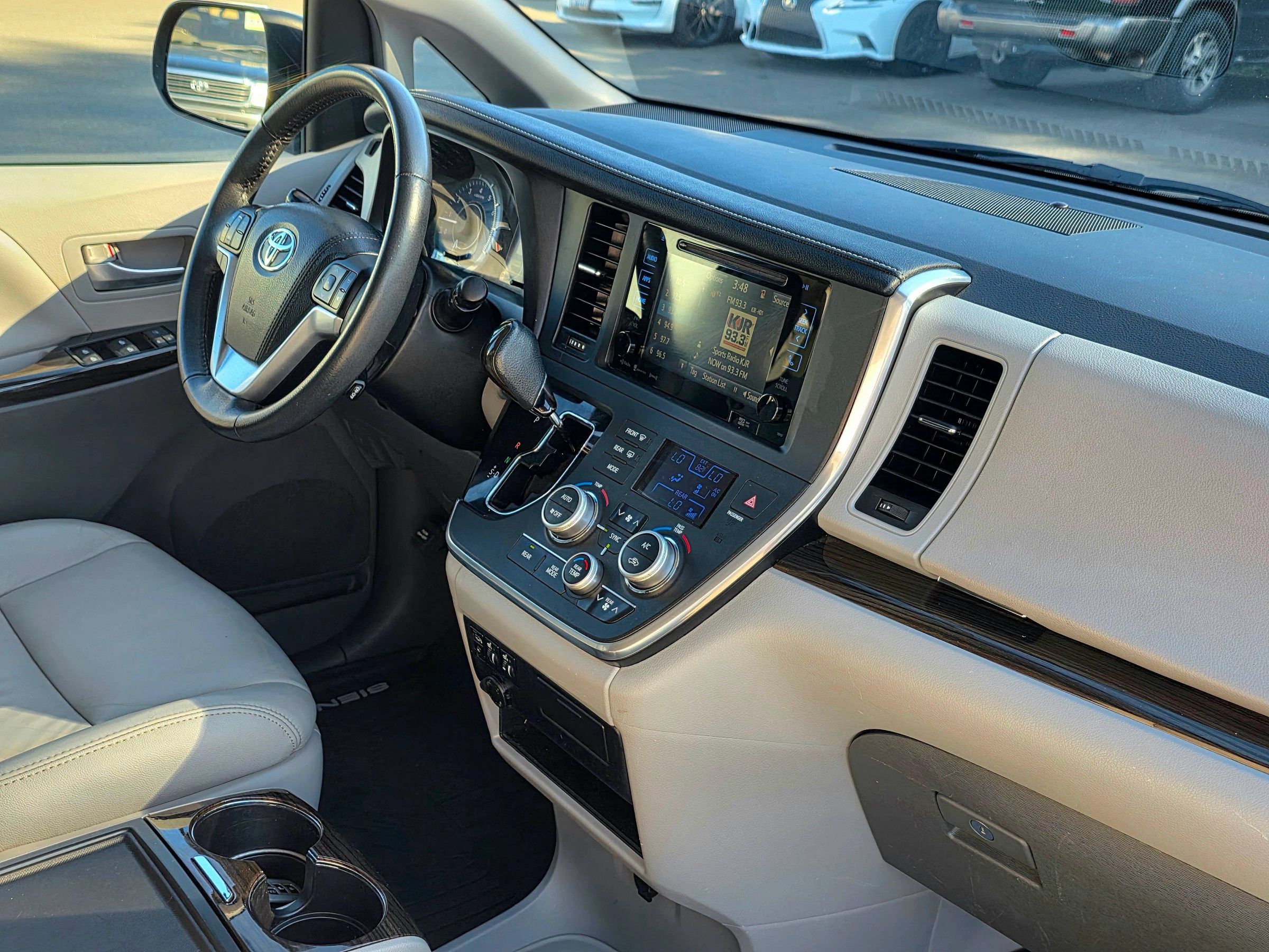 Used 2017 Toyota Sienna XLE w/ XLE Navigation Package FWD image 31