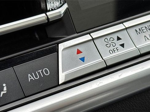 Used 2022 BMW X6 xDrive40i w/ M Sport Package image 29