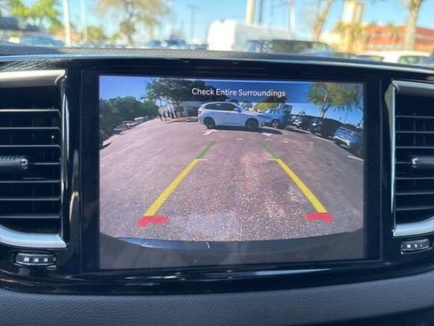 Used 2025 Chrysler Pacifica Select image 17