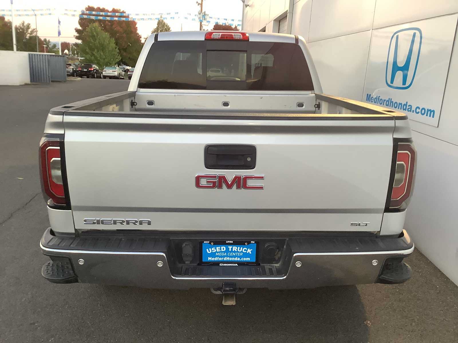 Used 2017 GMC Sierra 1500 SLT w/ SLT Premium Package AWD/4WD image 5