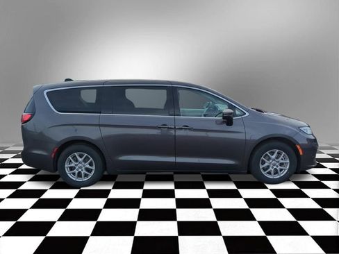 Used 2023 Chrysler Pacifica Touring-L FWD image 9