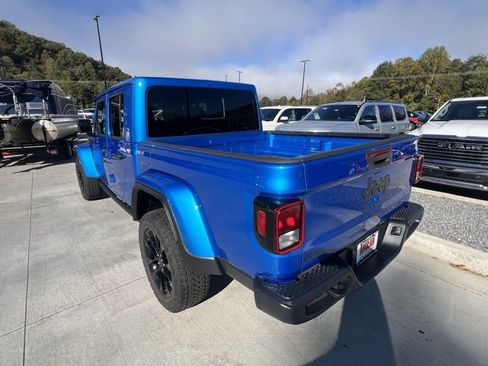 Used 2025 Jeep Gladiator Sport image 5