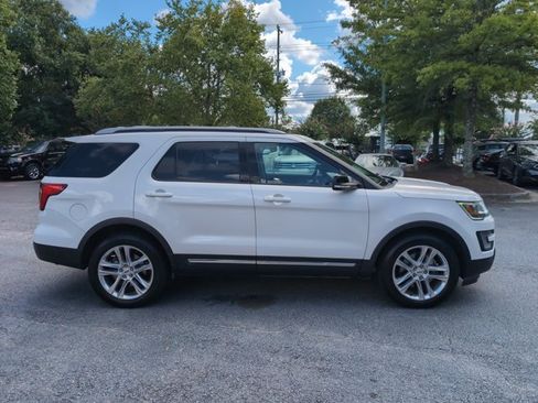 Used 2017 Ford Explorer XLT w/ Equipment Group 202A AWD/4WD image 4
