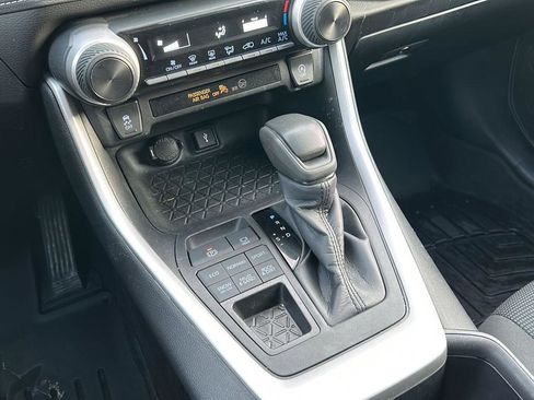 Used 2022 Toyota RAV4 LE image 17